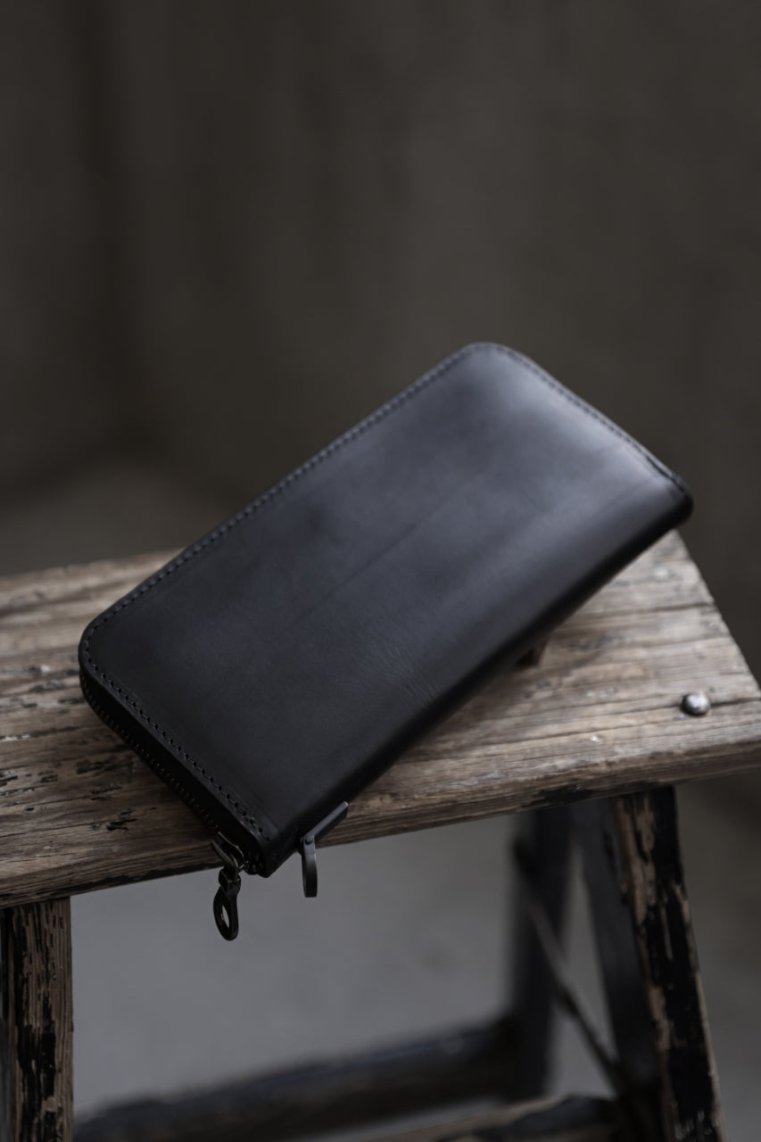 Load image into Gallery viewer, ISAMU KATAYAMA BACKLASH ROUND FASTNER WALLET / GUIDI OILED-CALF (BLACK)