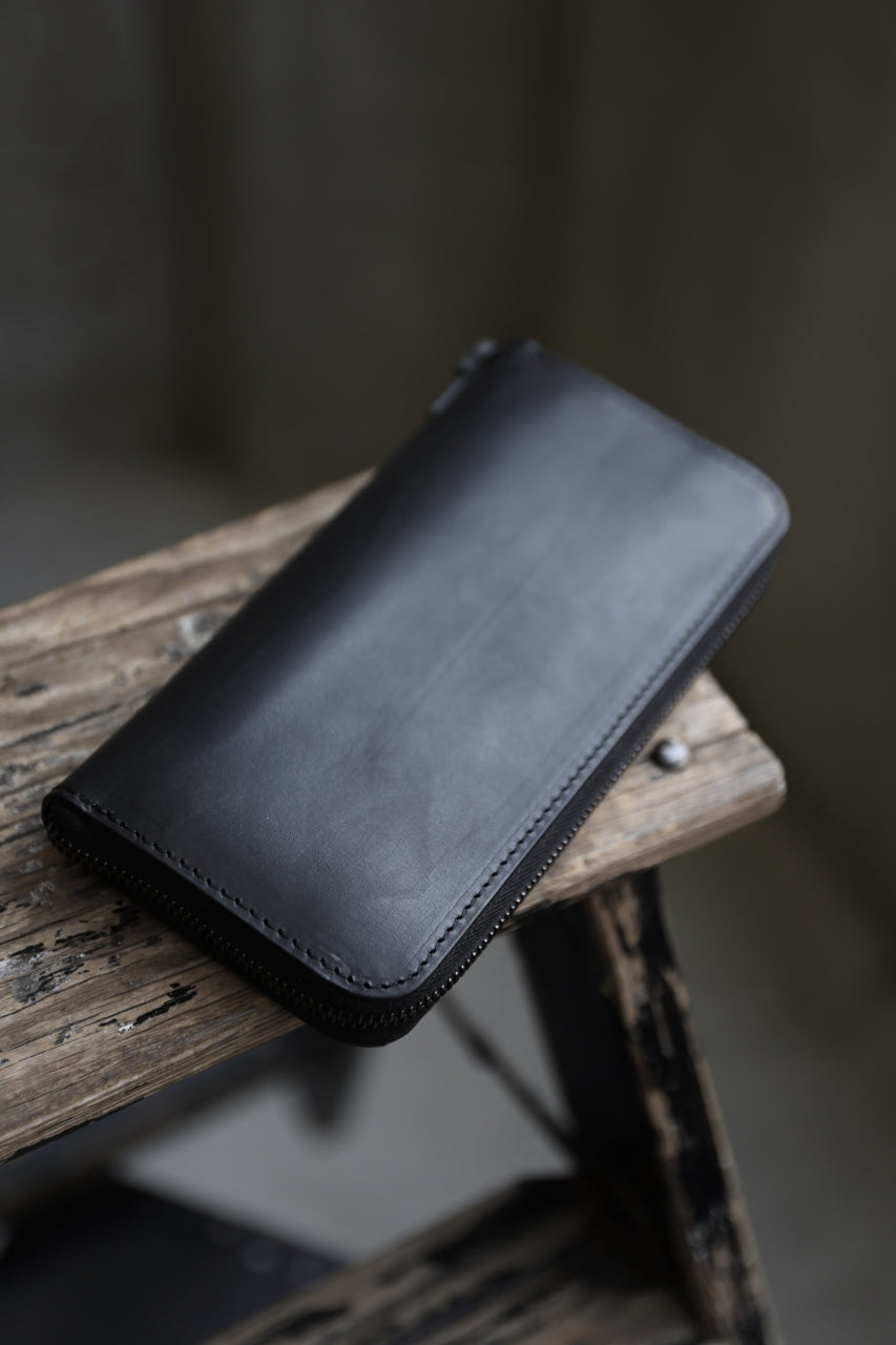 Load image into Gallery viewer, ISAMU KATAYAMA BACKLASH ROUND FASTNER WALLET / GUIDI OILED-CALF (BLACK)
