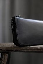 Load image into Gallery viewer, ISAMU KATAYAMA BACKLASH ROUND FASTNER WALLET / GUIDI OILED-CALF (BLACK)