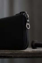 Load image into Gallery viewer, ISAMU KATAYAMA BACKLASH ROUND FASTNER WALLET / GUIDI OILED-CALF (BLACK)
