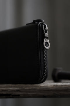 Load image into Gallery viewer, ISAMU KATAYAMA BACKLASH ROUND FASTNER WALLET / GUIDI OILED-CALF (BLACK)