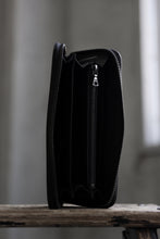 Load image into Gallery viewer, ISAMU KATAYAMA BACKLASH ROUND FASTNER WALLET / GUIDI OILED-CALF (BLACK)
