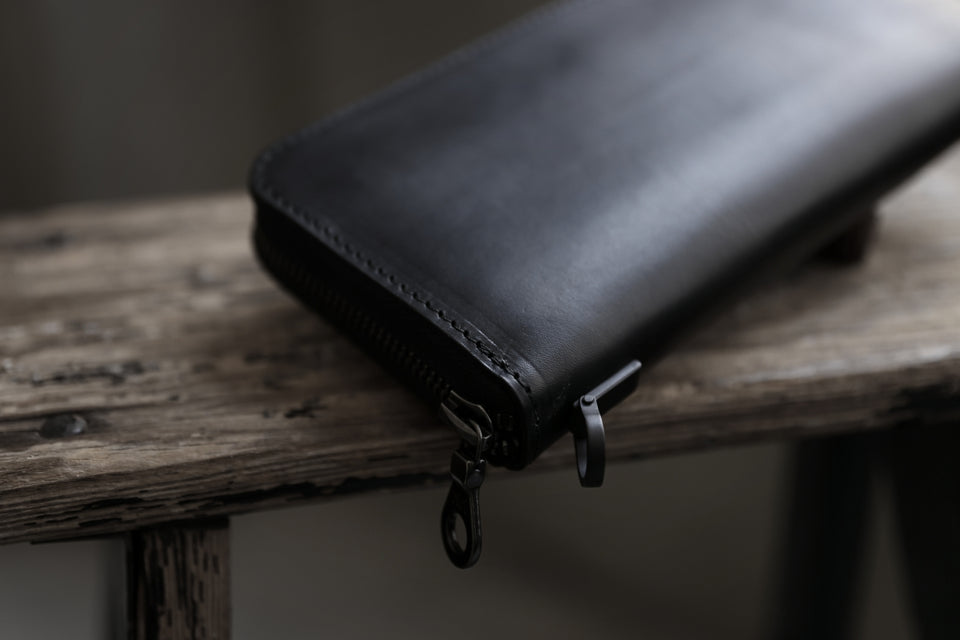 Load image into Gallery viewer, ISAMU KATAYAMA BACKLASH ROUND FASTNER WALLET / GUIDI OILED-CALF (BLACK)