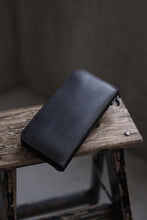 Load image into Gallery viewer, ISAMU KATAYAMA BACKLASH ROUND FASTNER WALLET / GUIDI OILED-CALF (BLACK)