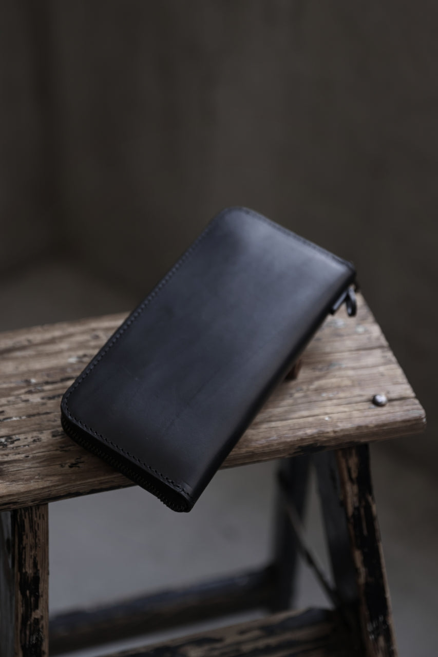 Load image into Gallery viewer, ISAMU KATAYAMA BACKLASH ROUND FASTNER WALLET / GUIDI OILED-CALF (BLACK)