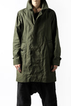 Load image into Gallery viewer, KLASICA BURRY MAC COAT / PARAFFINED COTTON (OLIVE)
