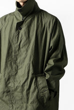 Load image into Gallery viewer, KLASICA BURRY MAC COAT / PARAFFINED COTTON (OLIVE)