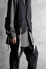 Load image into Gallery viewer, KLASICA CROSS BACK POCKET VEST / RAMIE (CARBON)
