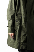 Load image into Gallery viewer, KLASICA BURRY MAC COAT / PARAFFINED COTTON (OLIVE)