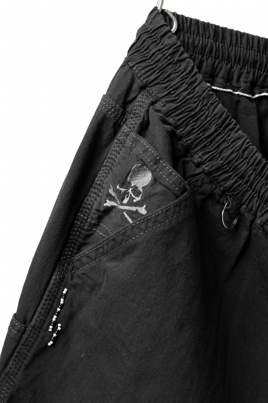 Load image into Gallery viewer, mastermind JAPAN LIGHT OZ SELVEDGE DENIM WORK SHORTS / SPECIAL WATER REPELLENT (BLACK)