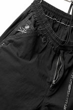 Load image into Gallery viewer, mastermind JAPAN LIGHT OZ SELVEDGE DENIM WORK SHORTS / SPECIAL WATER REPELLENT (BLACK)