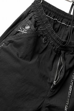 Load image into Gallery viewer, mastermind JAPAN LIGHT OZ SELVEDGE DENIM WORK SHORTS / SPECIAL WATER REPELLENT (BLACK)