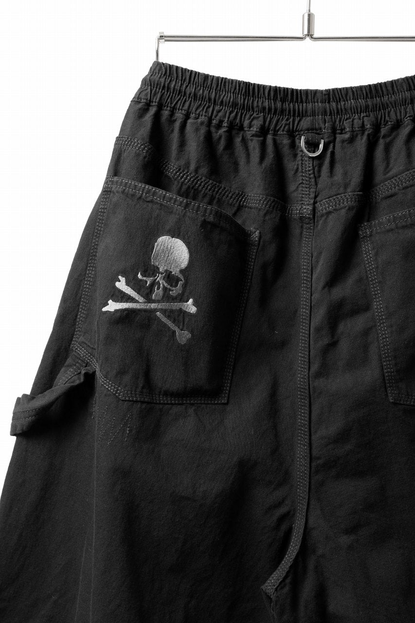 Load image into Gallery viewer, mastermind JAPAN LIGHT OZ SELVEDGE DENIM WORK SHORTS / SPECIAL WATER REPELLENT (BLACK)