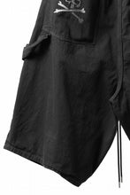 Load image into Gallery viewer, mastermind JAPAN LIGHT OZ SELVEDGE DENIM WORK SHORTS / SPECIAL WATER REPELLENT (BLACK)