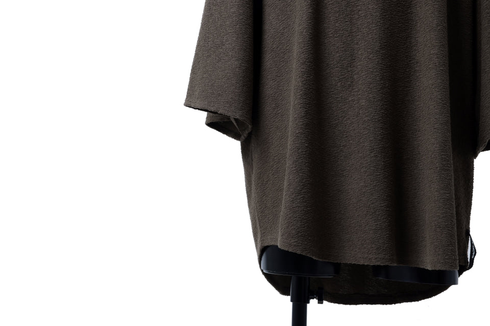 Load image into Gallery viewer, ISAMU KATAYAMA BACKLASH OVER FITTED CUT & SEWN / RANDOM PILE FABRIC (KHAKI)