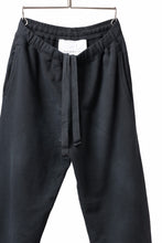 画像をギャラリービューアに読み込む, DEFORMATER.® THREE PROCESSING SWEAT REGULAR PANT - DYED/BIO/FROST EFFECT (VINTAGE BLACK)