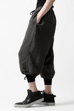 Load image into Gallery viewer, ISAMU KATAYAMA BACKLASH EASY SHORTS / SOFT LINEN (CHARCOAL BLACK)