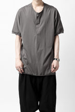 画像をギャラリービューアに読み込む, Hannibal. Hidden Button Placket T-Shirt / adrian 111. (STONE)