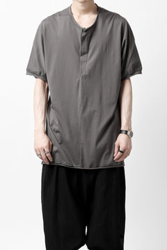 画像をギャラリービューアに読み込む, Hannibal. Hidden Button Placket T-Shirt / adrian 111. (STONE)
