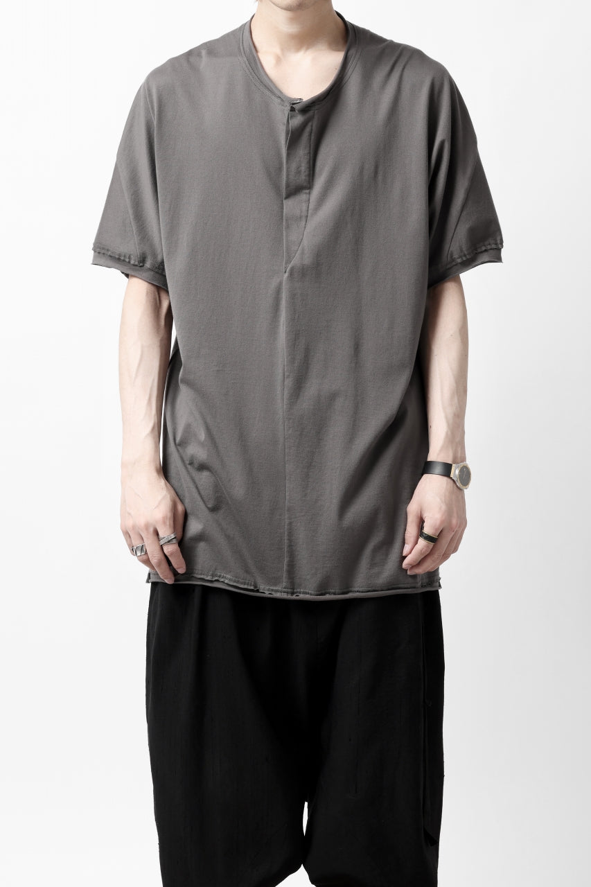 画像をギャラリービューアに読み込む, Hannibal. Hidden Button Placket T-Shirt / adrian 111. (STONE)