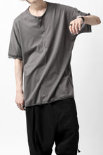 画像をギャラリービューアに読み込む, Hannibal. Hidden Button Placket T-Shirt / adrian 111. (STONE)