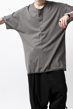 画像をギャラリービューアに読み込む, Hannibal. Hidden Button Placket T-Shirt / adrian 111. (STONE)