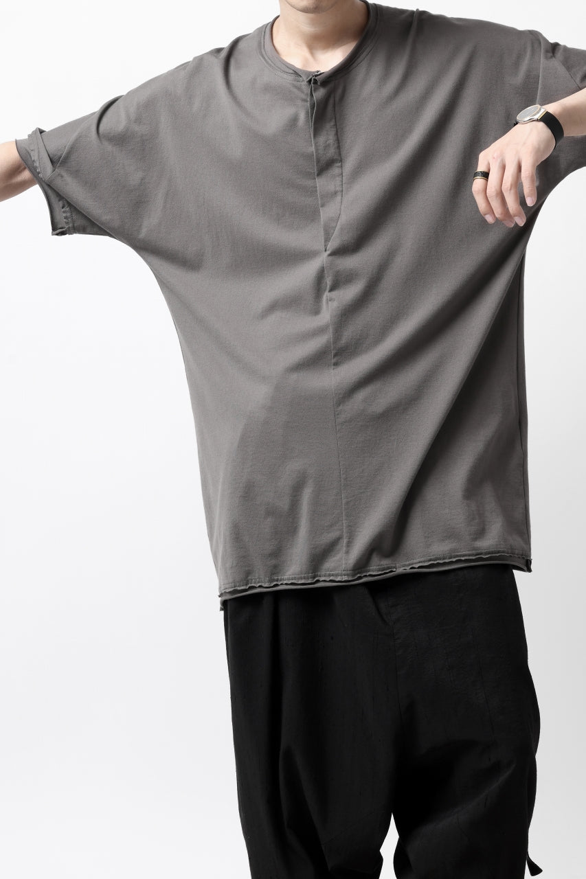 画像をギャラリービューアに読み込む, Hannibal. Hidden Button Placket T-Shirt / adrian 111. (STONE)