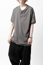 画像をギャラリービューアに読み込む, Hannibal. Hidden Button Placket T-Shirt / adrian 111. (STONE)