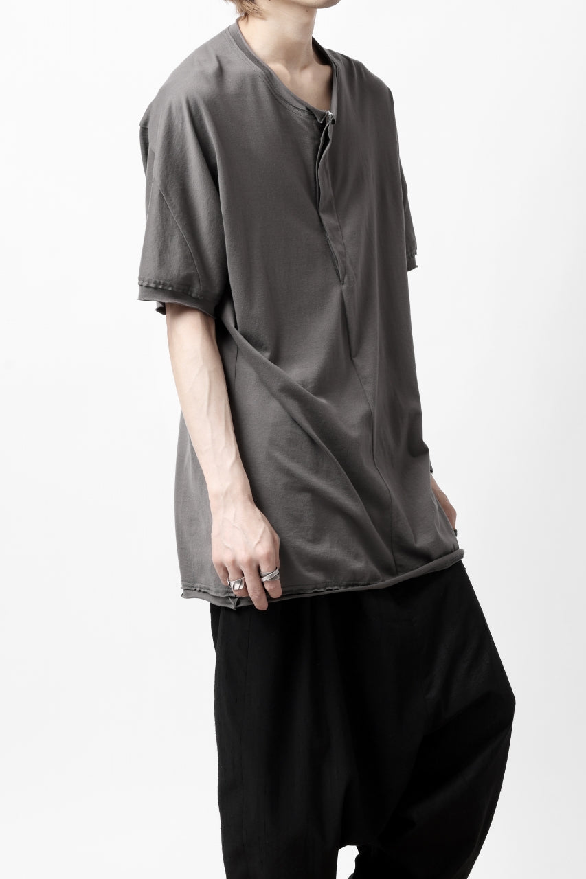 画像をギャラリービューアに読み込む, Hannibal. Hidden Button Placket T-Shirt / adrian 111. (STONE)