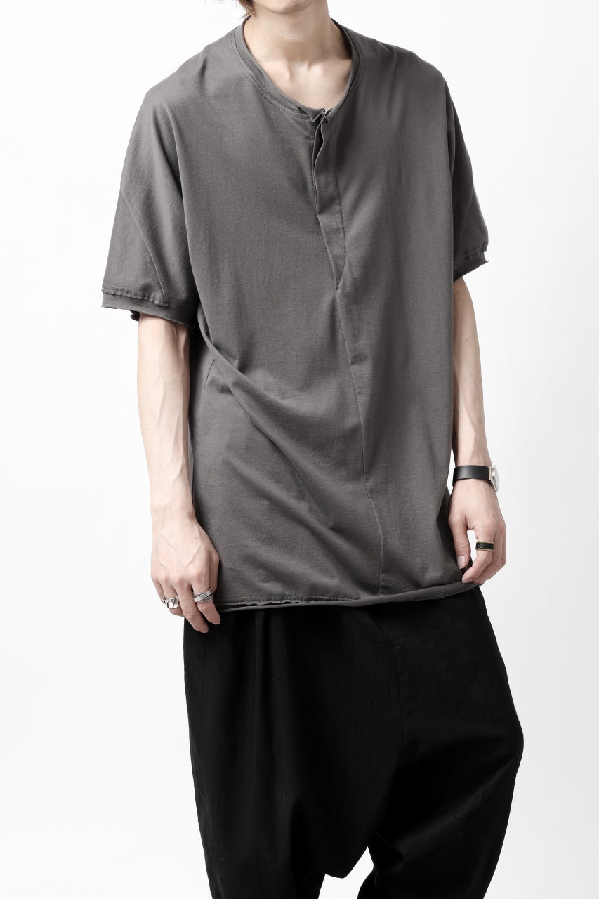 画像をギャラリービューアに読み込む, Hannibal. Hidden Button Placket T-Shirt / adrian 111. (STONE)
