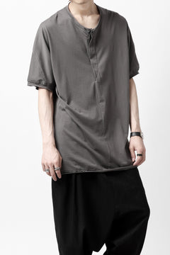 画像をギャラリービューアに読み込む, Hannibal. Hidden Button Placket T-Shirt / adrian 111. (STONE)