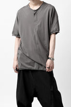 画像をギャラリービューアに読み込む, Hannibal. Hidden Button Placket T-Shirt / adrian 111. (STONE)