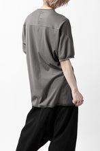 画像をギャラリービューアに読み込む, Hannibal. Hidden Button Placket T-Shirt / adrian 111. (STONE)
