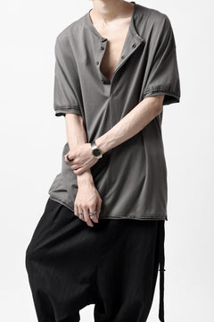 画像をギャラリービューアに読み込む, Hannibal. Hidden Button Placket T-Shirt / adrian 111. (STONE)