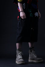 Load image into Gallery viewer, mastermind JAPAN LIGHT OZ SELVEDGE DENIM WORK SHORTS / SPECIAL WATER REPELLENT (BLACK)