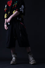 Load image into Gallery viewer, mastermind JAPAN LIGHT OZ SELVEDGE DENIM WORK SHORTS / SPECIAL WATER REPELLENT (BLACK)