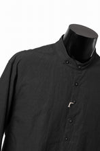 画像をギャラリービューアに読み込む, KLASICA BAND COLLAR FINE STITCHED SHIRT / HAND DYED COTTON-LINEN (BLACK)