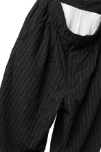 画像をギャラリービューアに読み込む, KLASICA GOSSE TWO TUCKED TROUSERS / LIGHT WEIGHT BLUR STRIPES (INK BLACK)