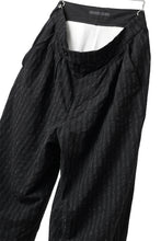 画像をギャラリービューアに読み込む, KLASICA GOSSE TWO TUCKED TROUSERS / LIGHT WEIGHT BLUR STRIPES (INK BLACK)
