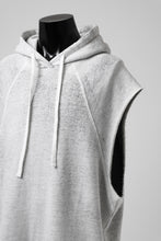 画像をギャラリービューアに読み込む, thomkrom SPLAY DYED SLEEVELESS HOODIE TOPS  / FRENCH TERRY ORGANIC (OFF WHITE)