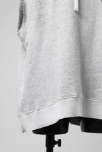画像をギャラリービューアに読み込む, thomkrom SPLAY DYED SLEEVELESS HOODIE TOPS  / FRENCH TERRY ORGANIC (OFF WHITE)