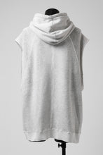 画像をギャラリービューアに読み込む, thomkrom SPLAY DYED SLEEVELESS HOODIE TOPS  / FRENCH TERRY ORGANIC (OFF WHITE)