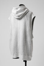 画像をギャラリービューアに読み込む, thomkrom SPLAY DYED SLEEVELESS HOODIE TOPS  / FRENCH TERRY ORGANIC (OFF WHITE)