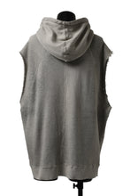 画像をギャラリービューアに読み込む, thomkrom SPLAY DYED SLEEVELESS HOODIE TOPS  / FRENCH TERRY ORGANIC (SAND)
