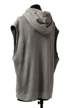 画像をギャラリービューアに読み込む, thomkrom SPLAY DYED SLEEVELESS HOODIE TOPS  / FRENCH TERRY ORGANIC (SAND)