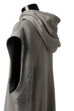 画像をギャラリービューアに読み込む, thomkrom SPLAY DYED SLEEVELESS HOODIE TOPS  / FRENCH TERRY ORGANIC (SAND)