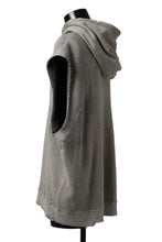 画像をギャラリービューアに読み込む, thomkrom SPLAY DYED SLEEVELESS HOODIE TOPS  / FRENCH TERRY ORGANIC (SAND)