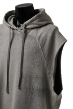 画像をギャラリービューアに読み込む, thomkrom SPLAY DYED SLEEVELESS HOODIE TOPS  / FRENCH TERRY ORGANIC (SAND)
