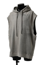 画像をギャラリービューアに読み込む, thomkrom SPLAY DYED SLEEVELESS HOODIE TOPS  / FRENCH TERRY ORGANIC (SAND)