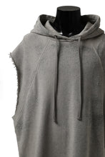 画像をギャラリービューアに読み込む, thomkrom SPLAY DYED SLEEVELESS HOODIE TOPS  / FRENCH TERRY ORGANIC (SAND)